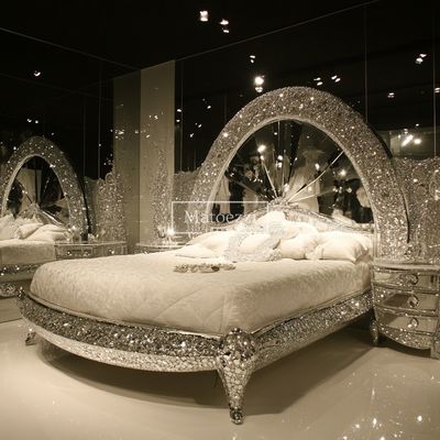 침실을 변형 현대 영국 스타일 킹 사이즈 침대 다이아몬드 크리스탈 나무 프레임과 최신 디자인을 특징으로